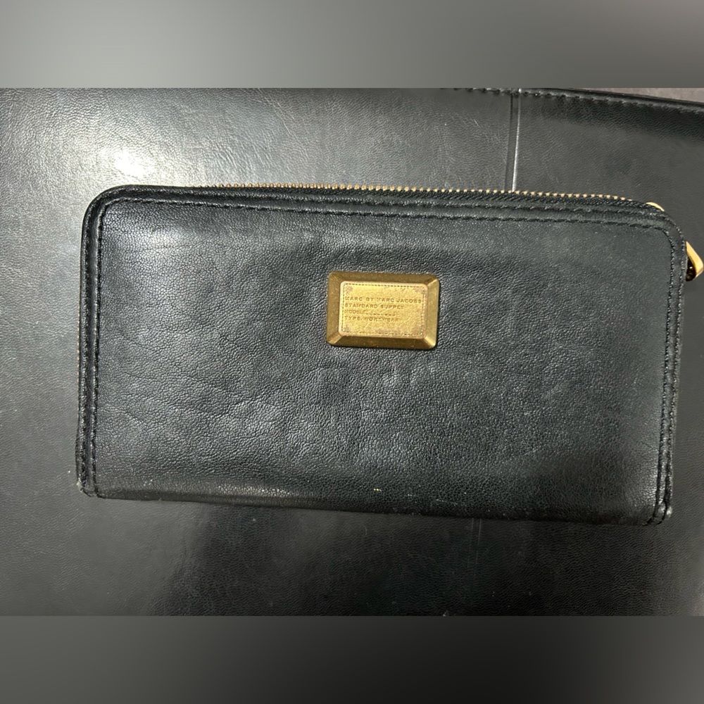 marc by Marc Jacobs  classic leather wallet 💯 Authentic